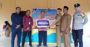 Camat Bunguran Timur Laur Yunalis, S.Pd, menyerahkan secara simbolis Bantuan Langsung Tunai di Desa Selemam