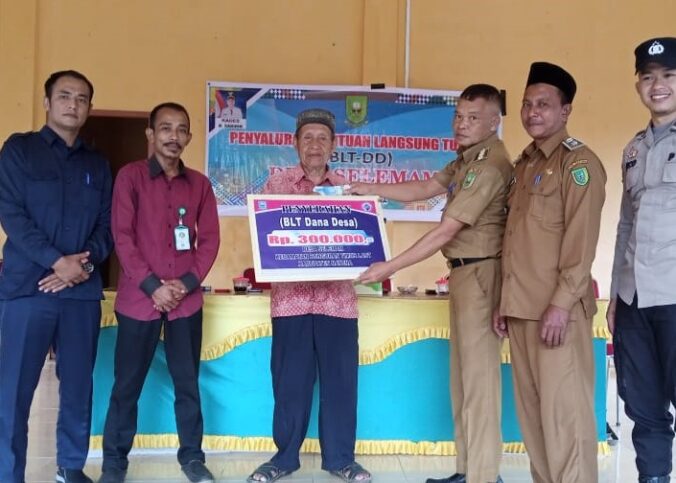 Camat Bunguran Timur Laur Yunalis, S.Pd, menyerahkan secara simbolis Bantuan Langsung Tunai di Desa Selemam